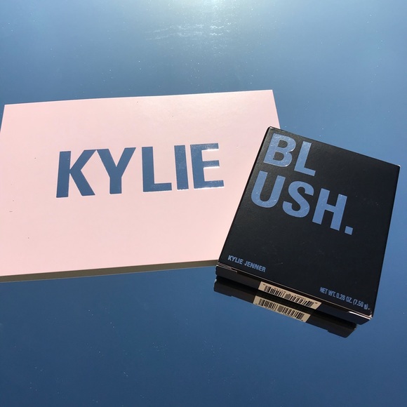 BADDIE ON THE BLOCK Kylie Blush Pressed Powder - Picture 2 of 11